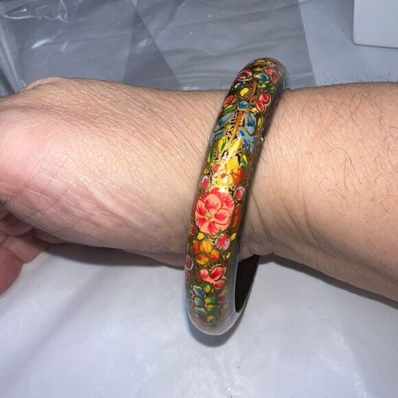 Vintage Hand Painted Lacquered Bangle Bracelet - Picture 9 of 9